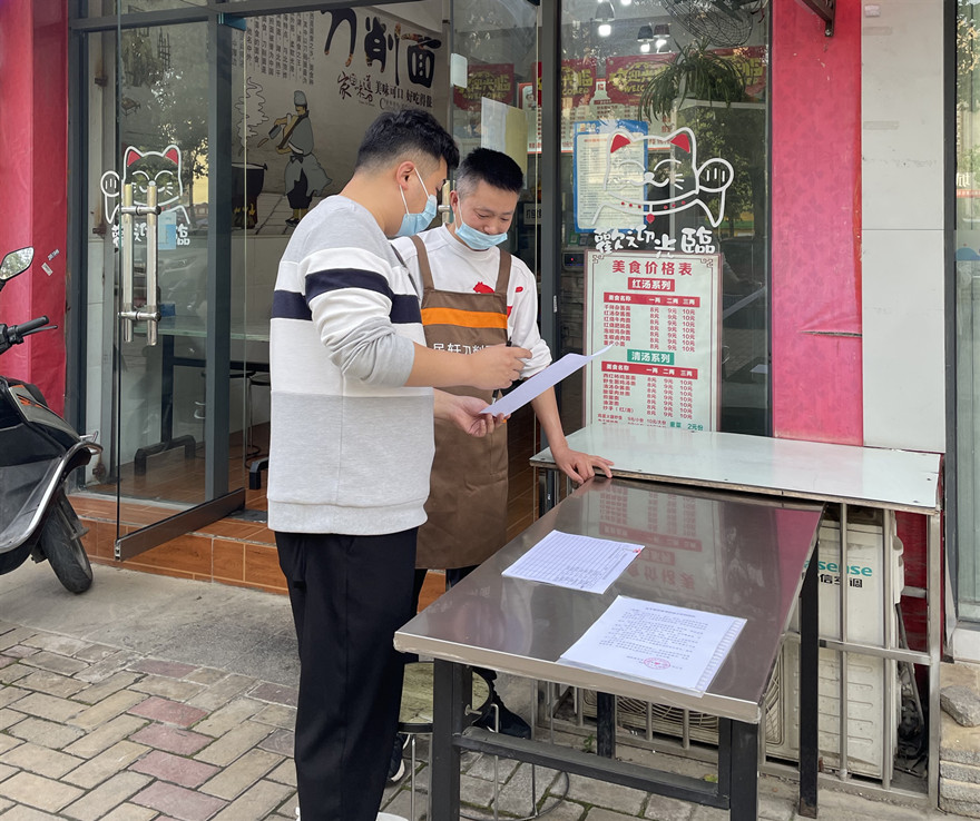 工作人員向商家宣傳和發(fā)放疫情防控相關資料2_副本 工作人員向商家宣傳和發(fā)放疫情防控相關資料2_副本