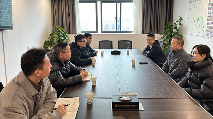 綿投集團(tuán)黨委副書(shū)記王玉梁與中建三局交流培養(yǎng)的人才進(jìn)行交流座談 綿投集團(tuán)黨委副書(shū)記王玉梁與中建三局交流培養(yǎng)的人才進(jìn)行交流座談