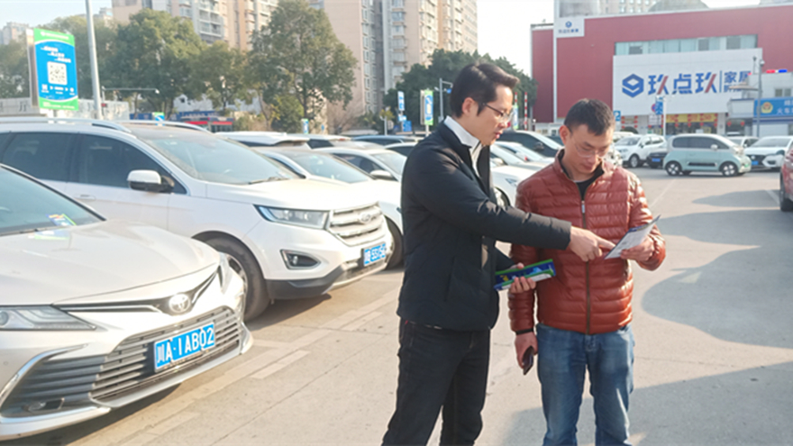 總經(jīng)理陳躍向車主宣傳微信小程序 總經(jīng)理陳躍向車主宣傳微信小程序