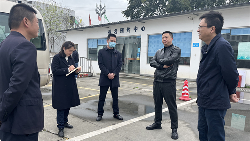 檢查組與報名人員、教練員交流