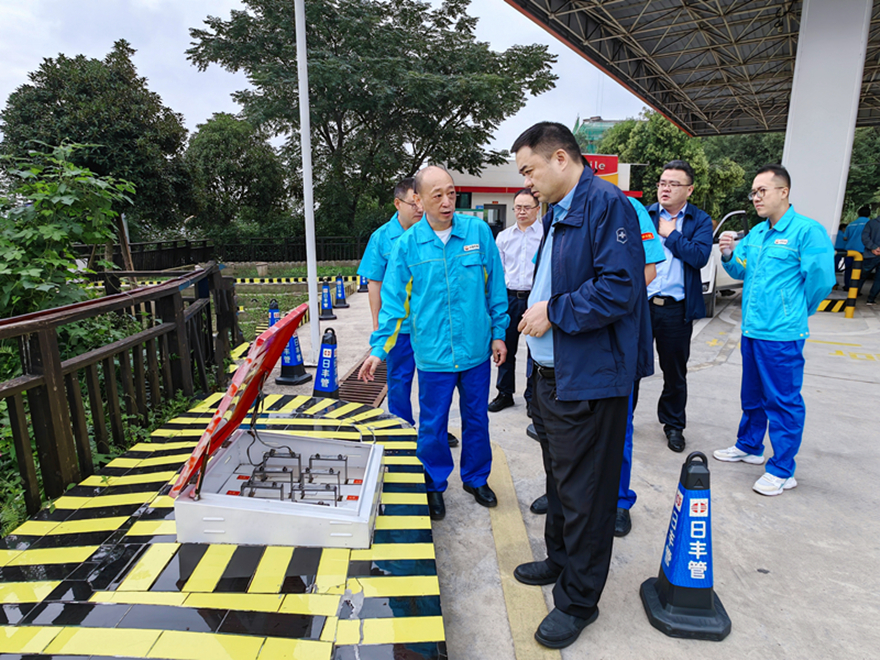 圖1：集團(tuán)黨委書記、董事長(zhǎng)肖林督導(dǎo)加油站安全工作